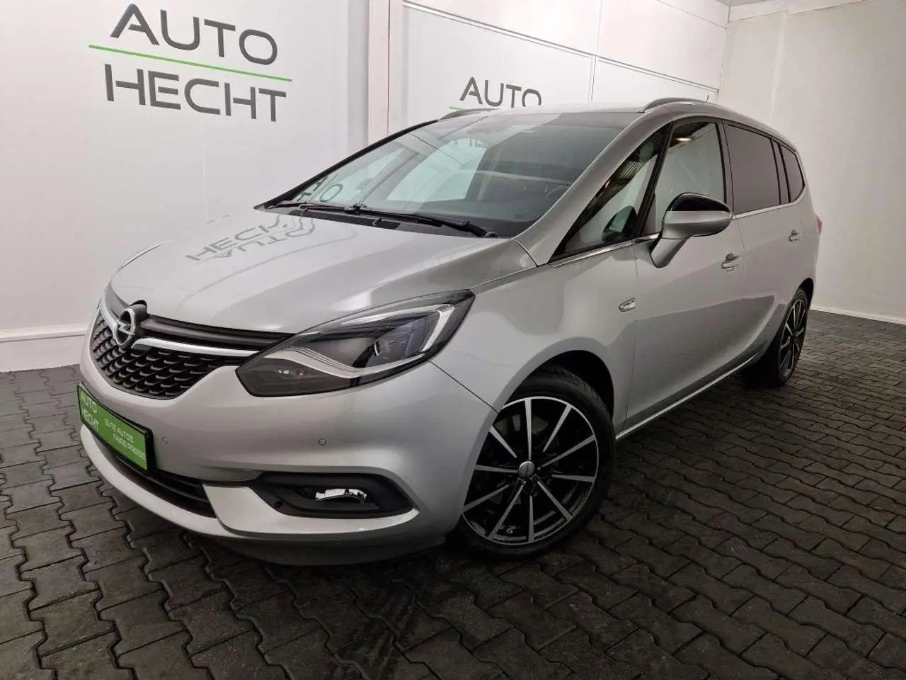 Photo 1 : Opel Zafira 2016 Petrol