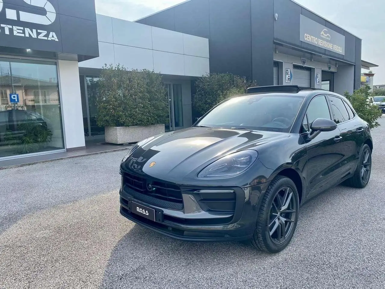 Photo 1 : Porsche Macan 2022 Petrol