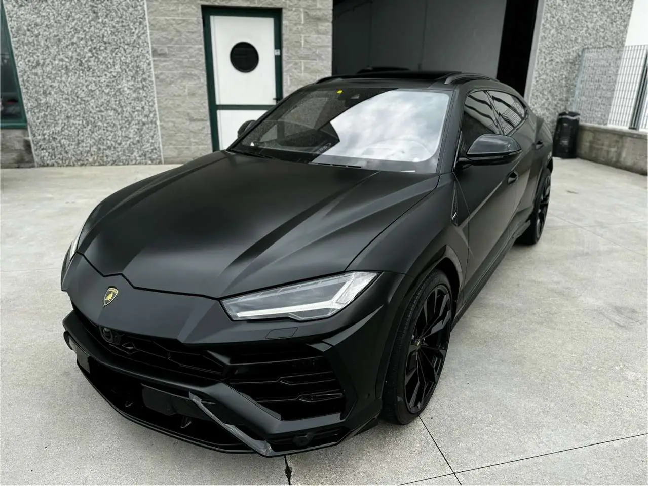 Photo 1 : Lamborghini Urus 2021 Petrol