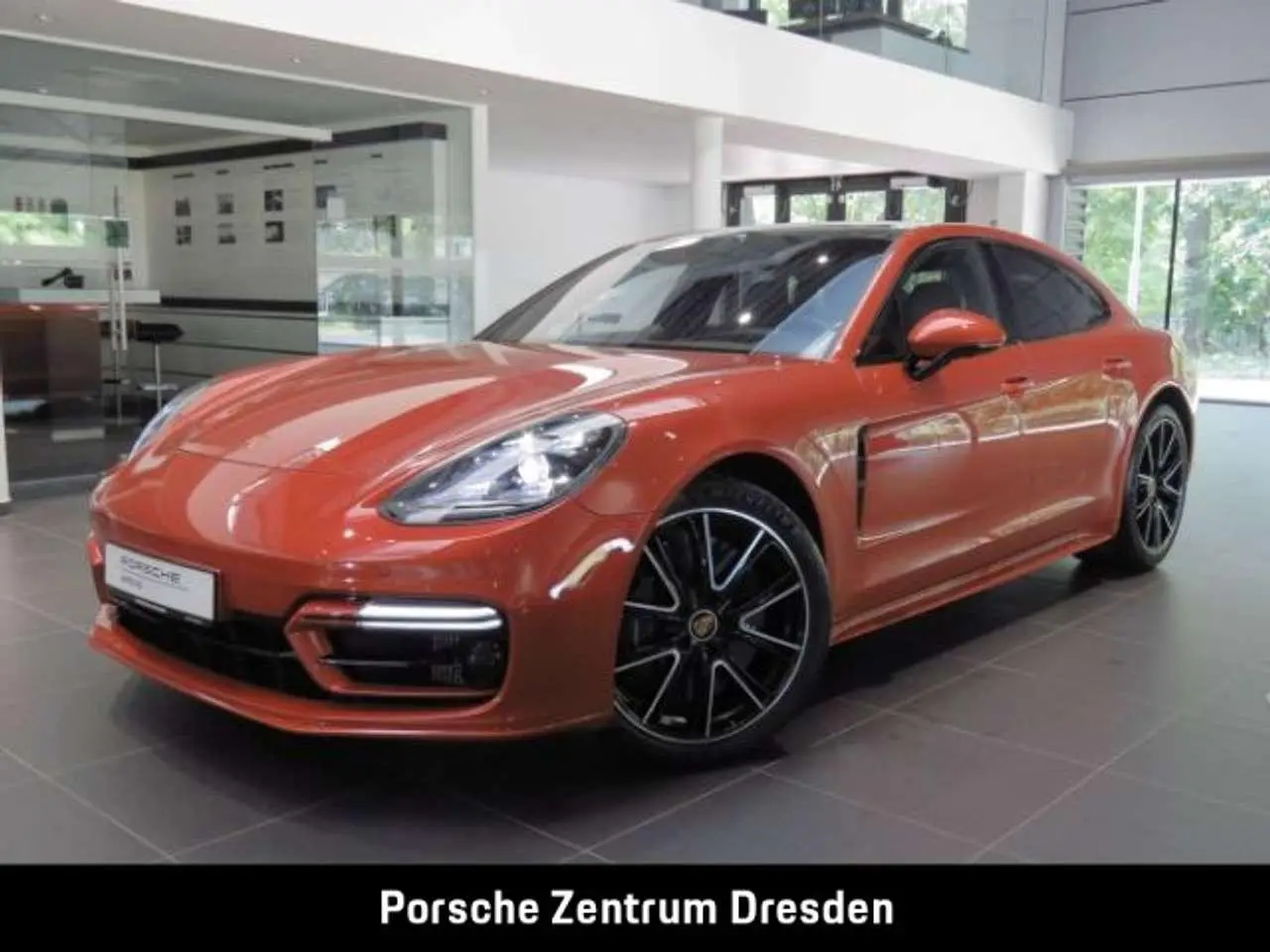 Photo 1 : Porsche Panamera 2023 Essence