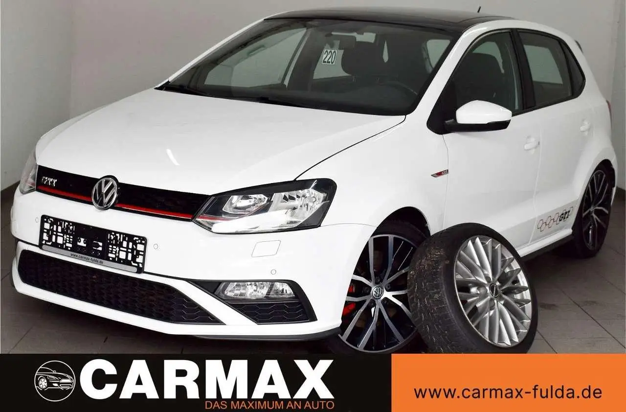 Photo 1 : Volkswagen Polo 2015 Petrol