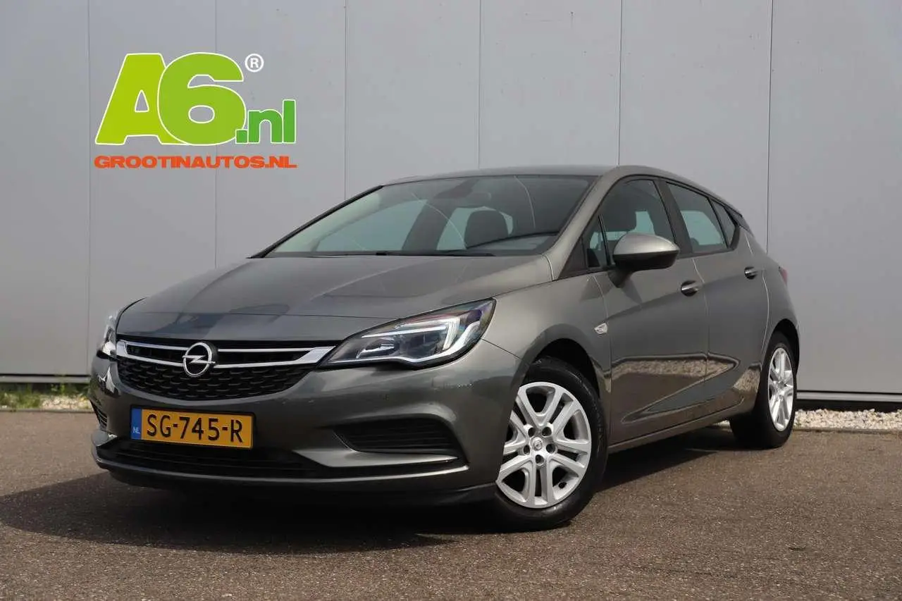 Photo 1 : Opel Astra 2018 Petrol