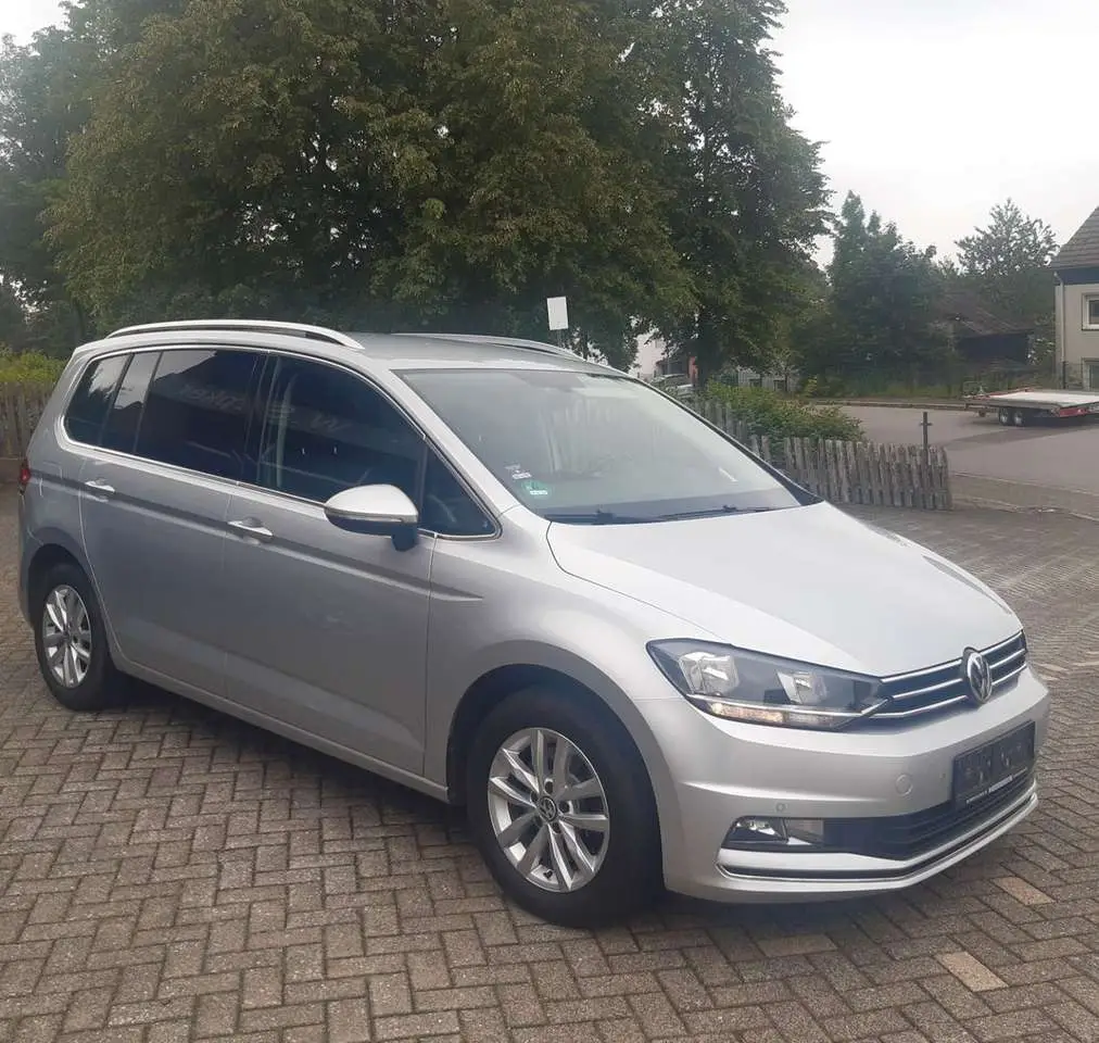 Photo 1 : Volkswagen Touran 2016 Petrol