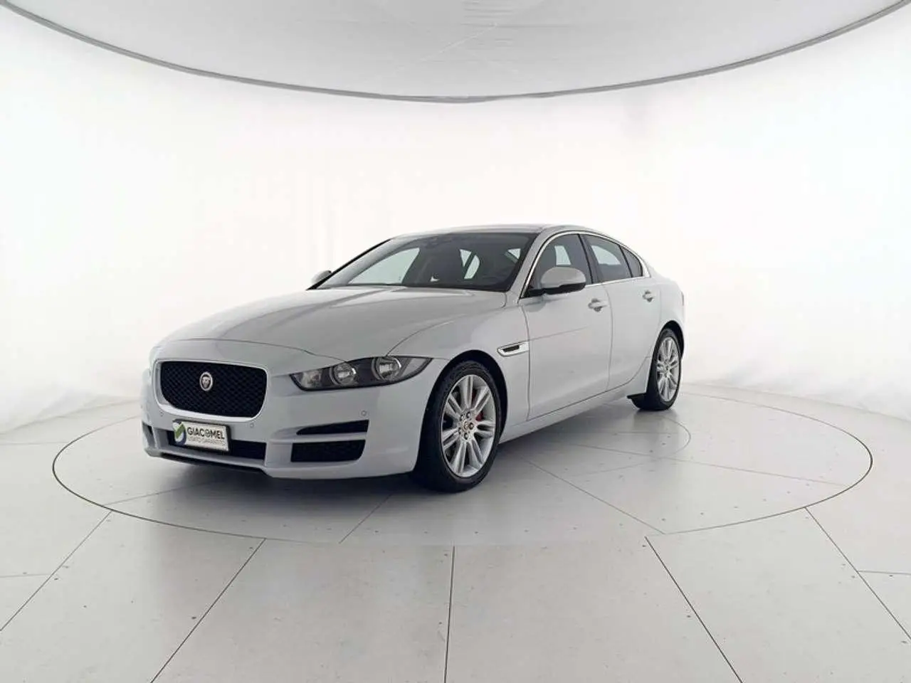 Photo 1 : Jaguar Xe 2015 Petrol