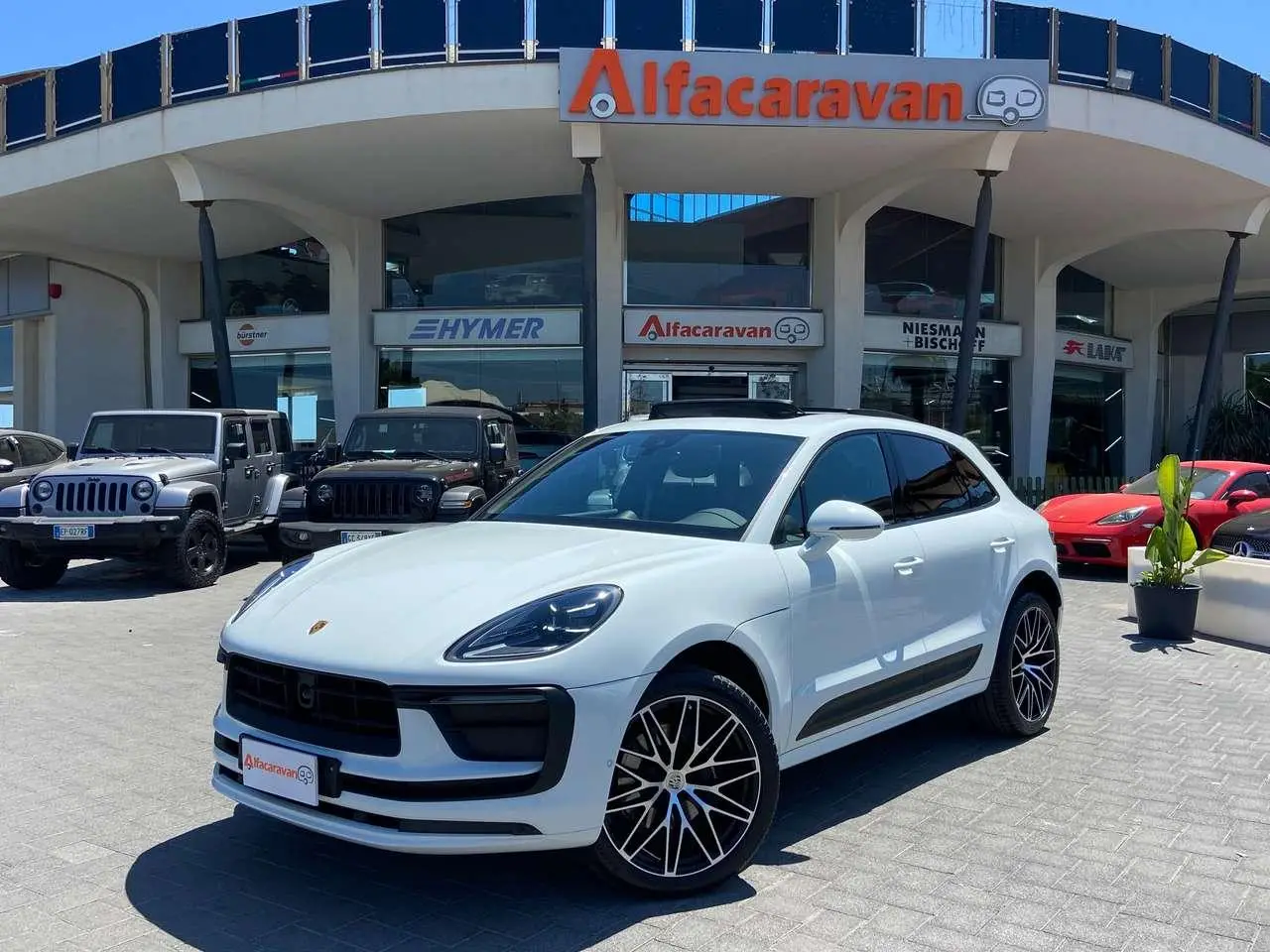 Photo 1 : Porsche Macan 2023 Essence