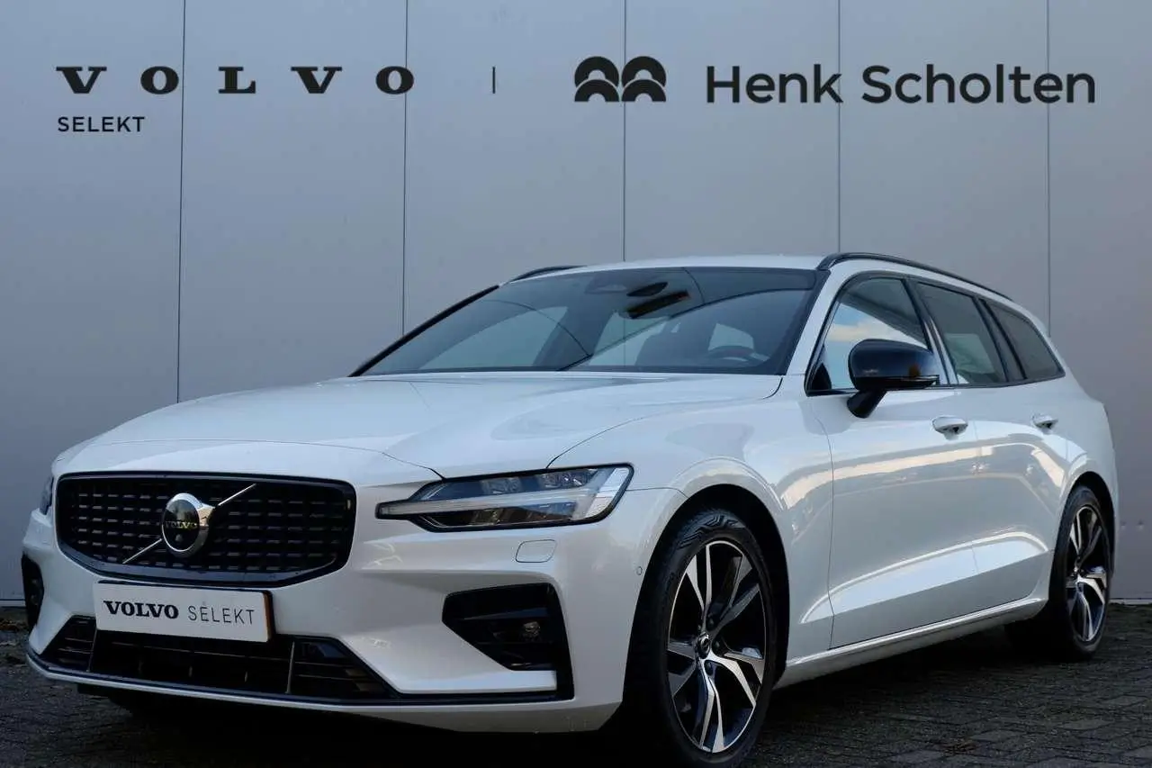 Photo 1 : Volvo V60 2023 Essence