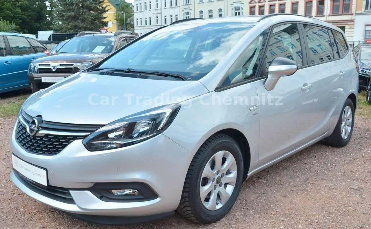 Photo 1 : Opel Zafira 2017 Petrol