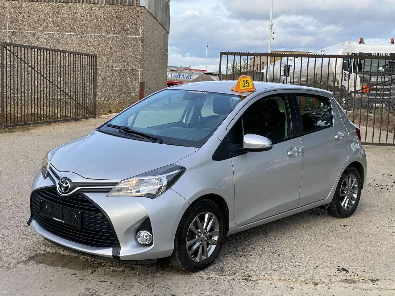 Photo 1 : Toyota Yaris 2015 Petrol