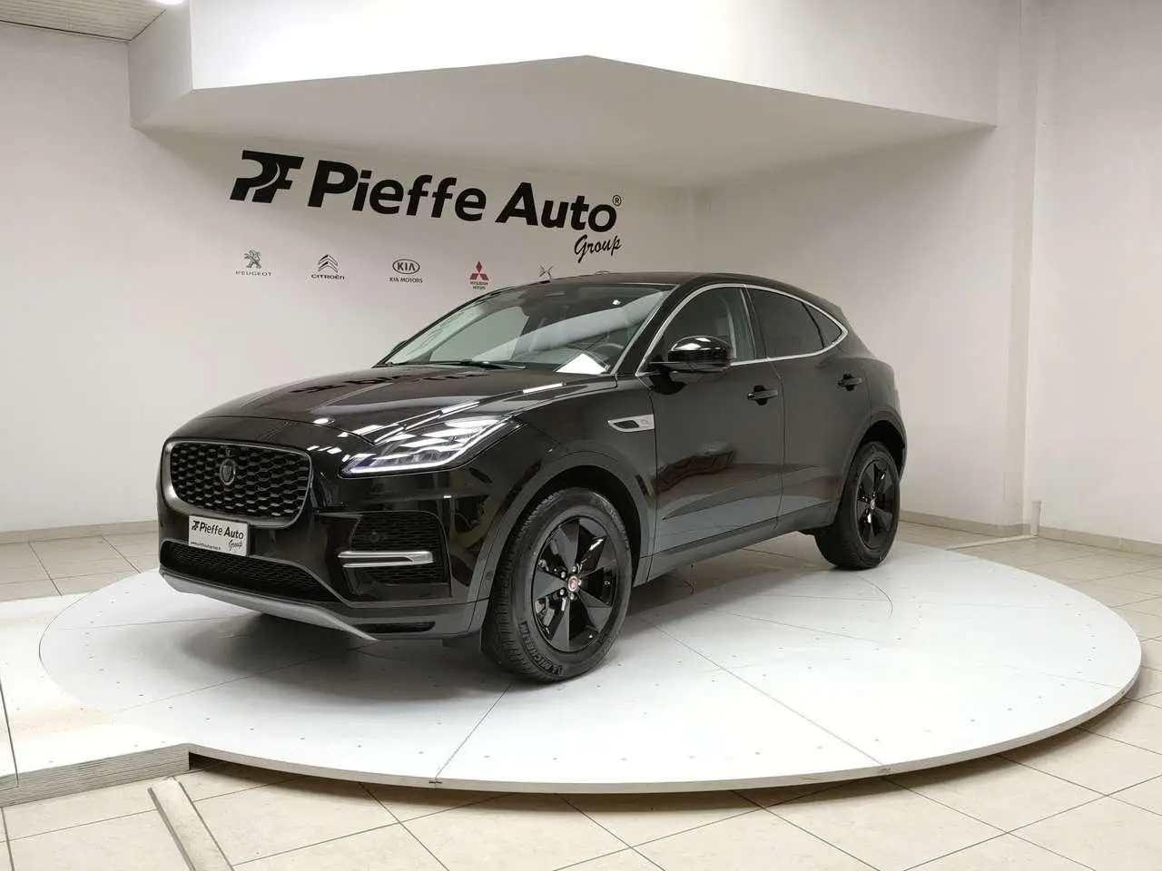 Photo 1 : Jaguar E-pace 2021 Hybrid