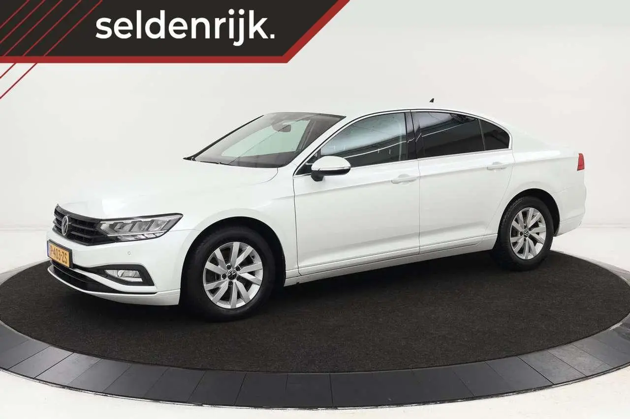 Photo 1 : Volkswagen Passat 2022 Essence