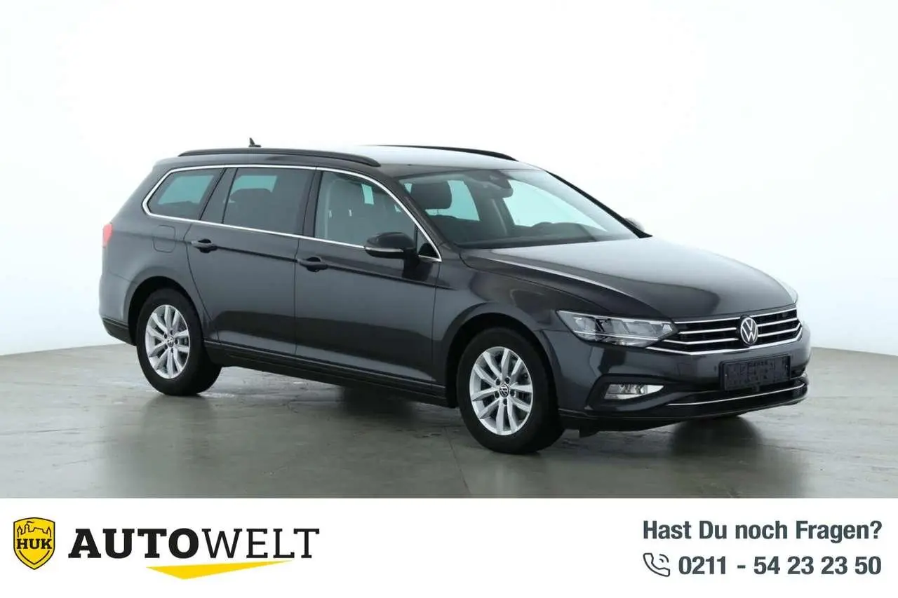 Photo 1 : Volkswagen Passat 2023 Petrol