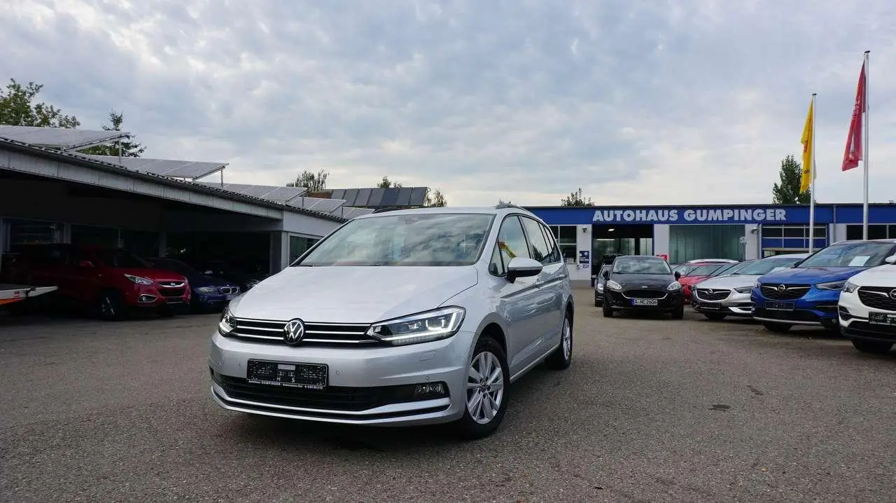 Photo 1 : Volkswagen Touran 2023 Essence