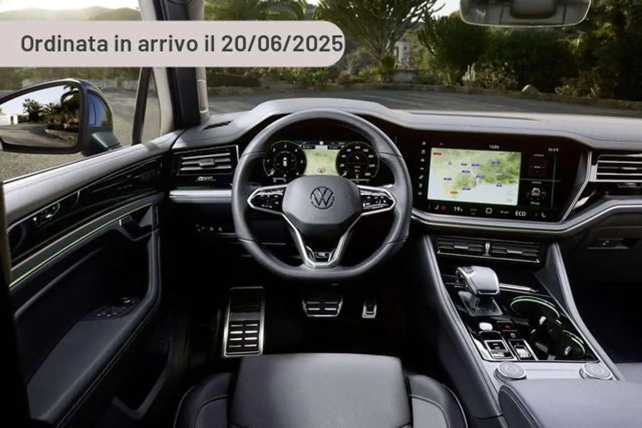 Photo 1 : Volkswagen Touareg 2024 Hybrid