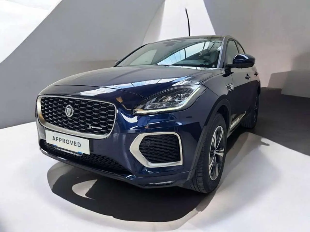 Photo 1 : Jaguar E-pace 2023 Hybrid