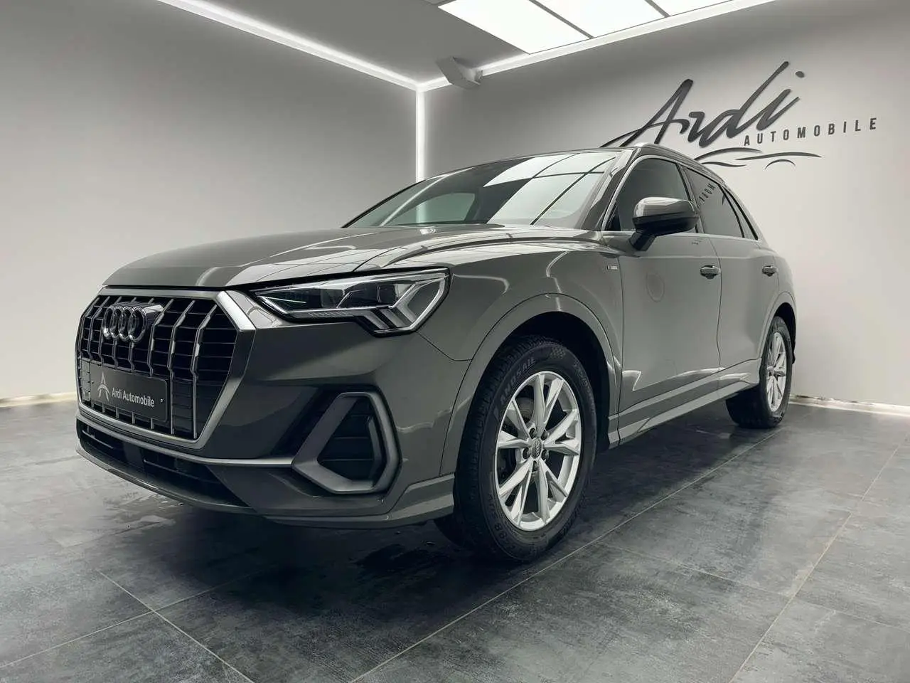 Photo 1 : Audi Q3 2019 Petrol