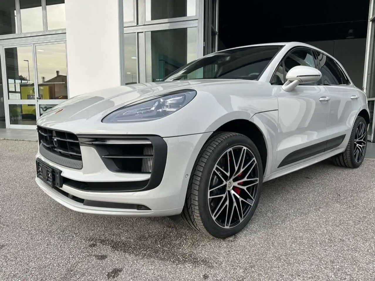 Photo 1 : Porsche Macan 2023 Essence