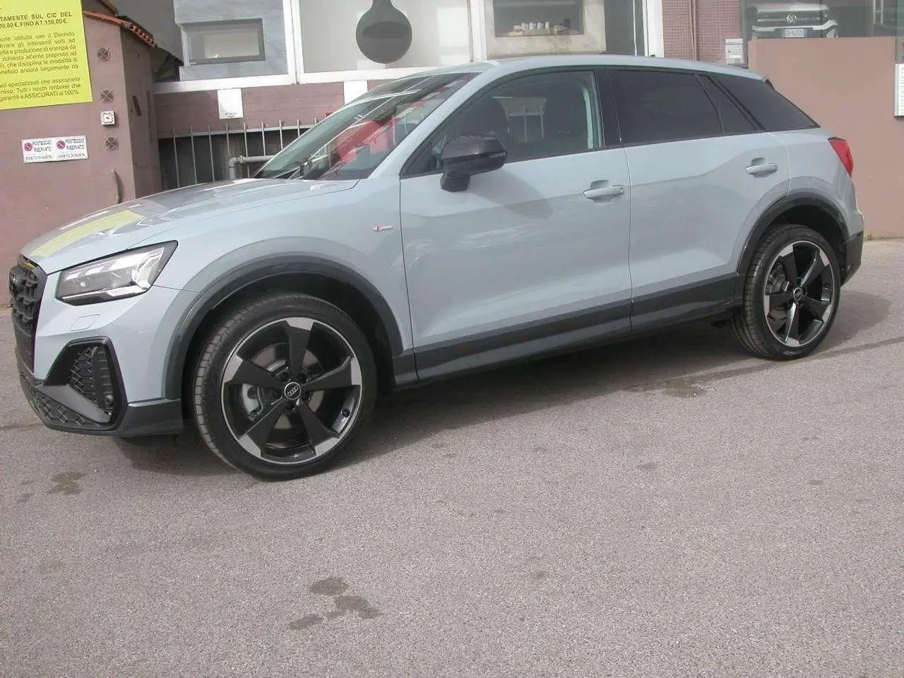 Photo 1 : Audi Q2 2024 Petrol