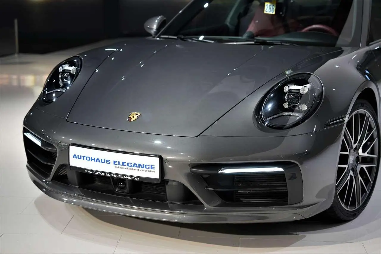 Photo 1 : Porsche 992 2021 Essence