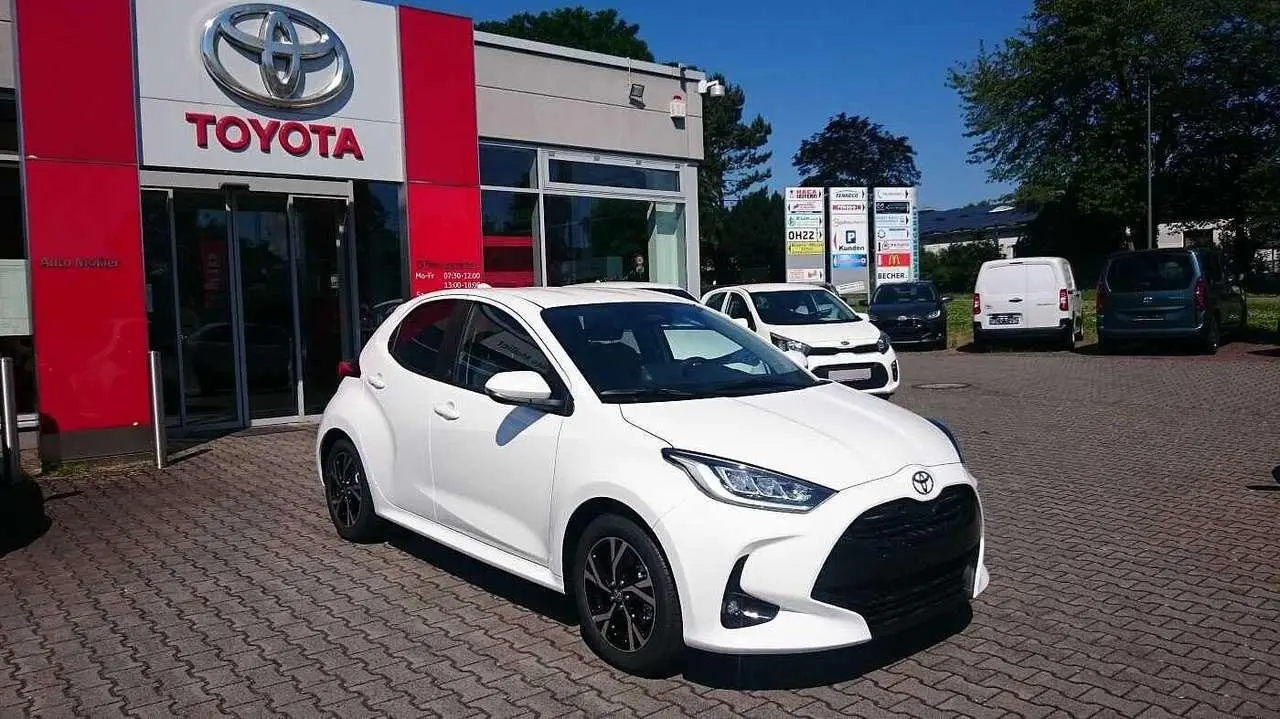 Photo 1 : Toyota Yaris 2024 Petrol