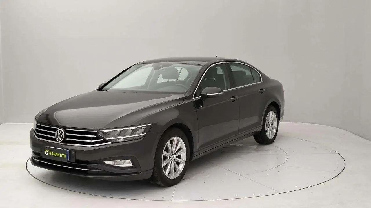 Photo 1 : Volkswagen Passat 2020 Petrol