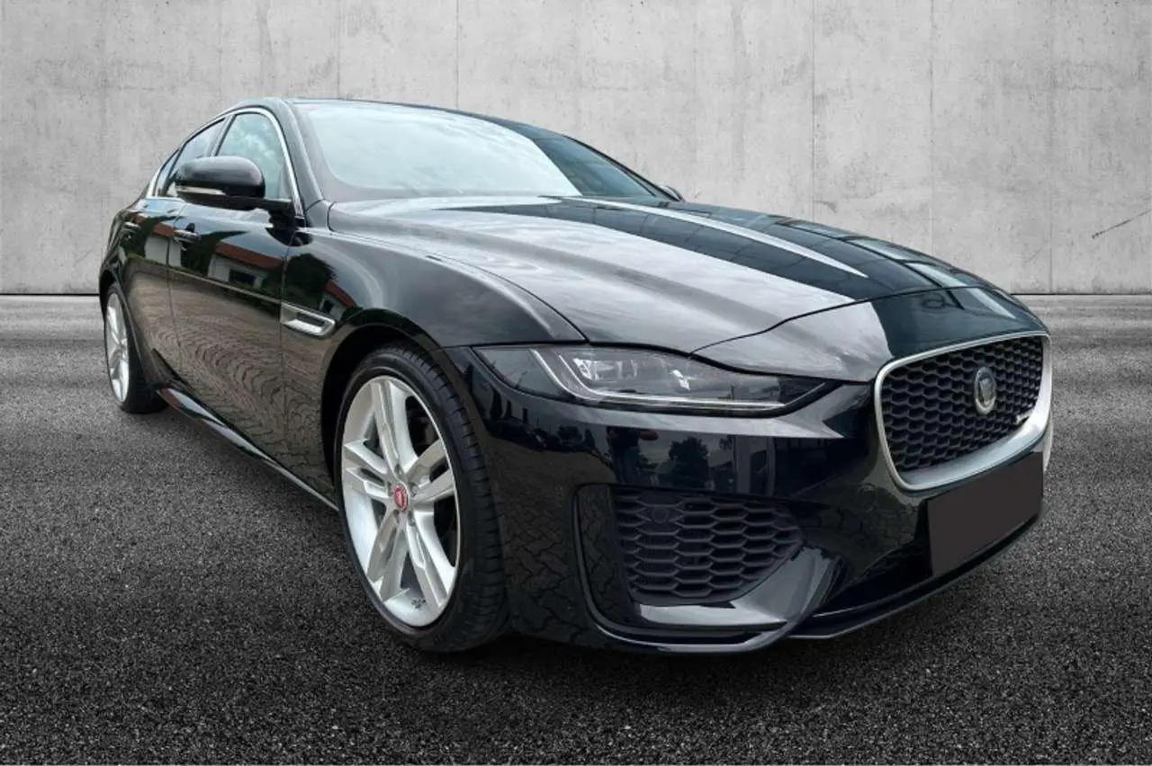 Photo 1 : Jaguar Xe 2020 Essence