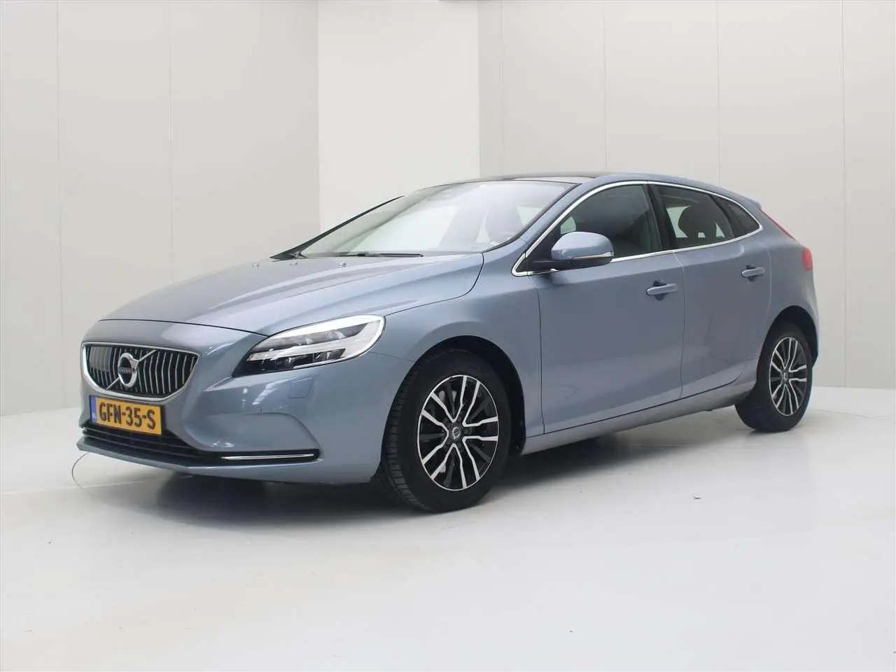 Photo 1 : Volvo V40 2018 Petrol