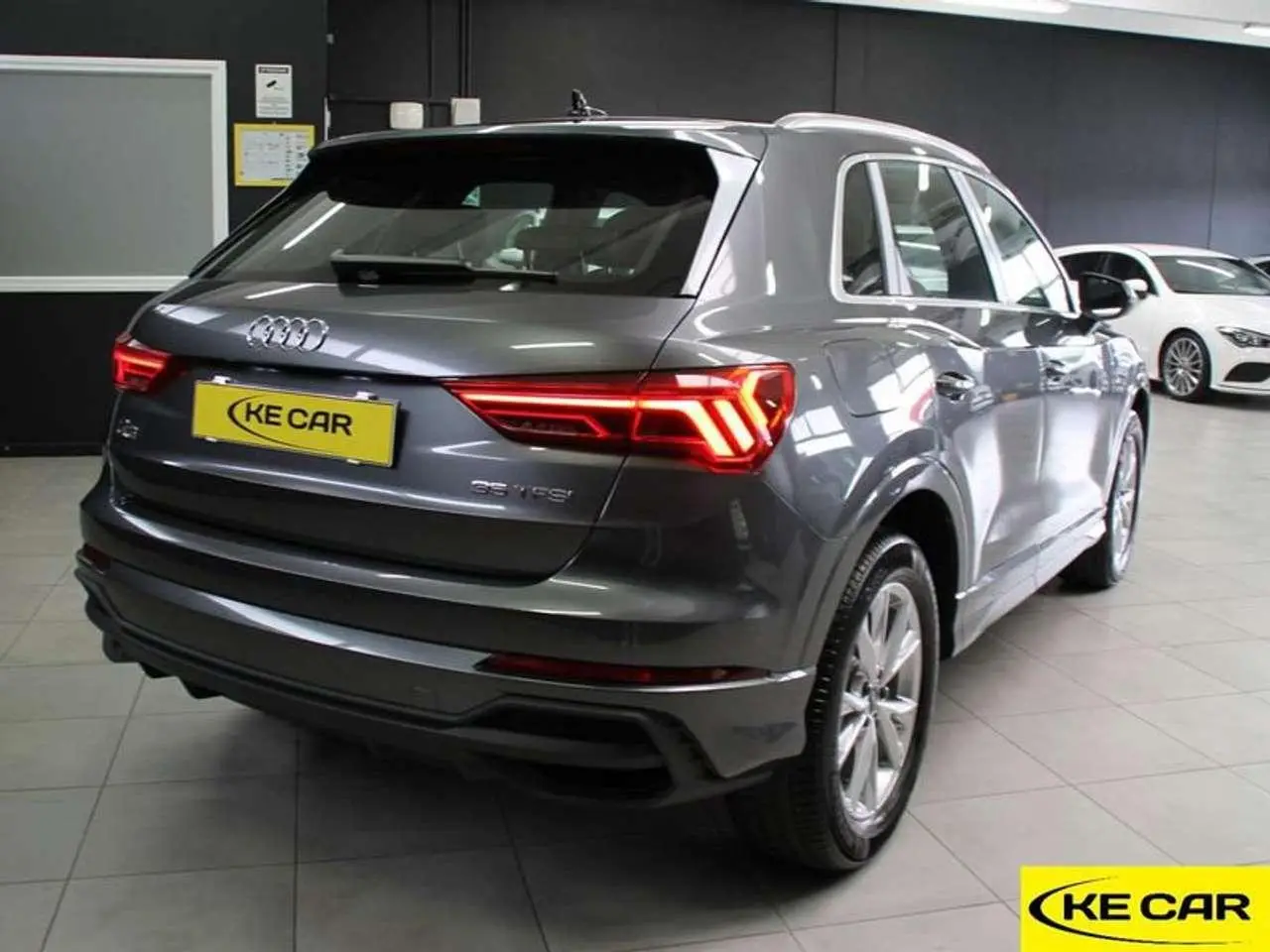 Photo 1 : Audi Q3 2023 Petrol