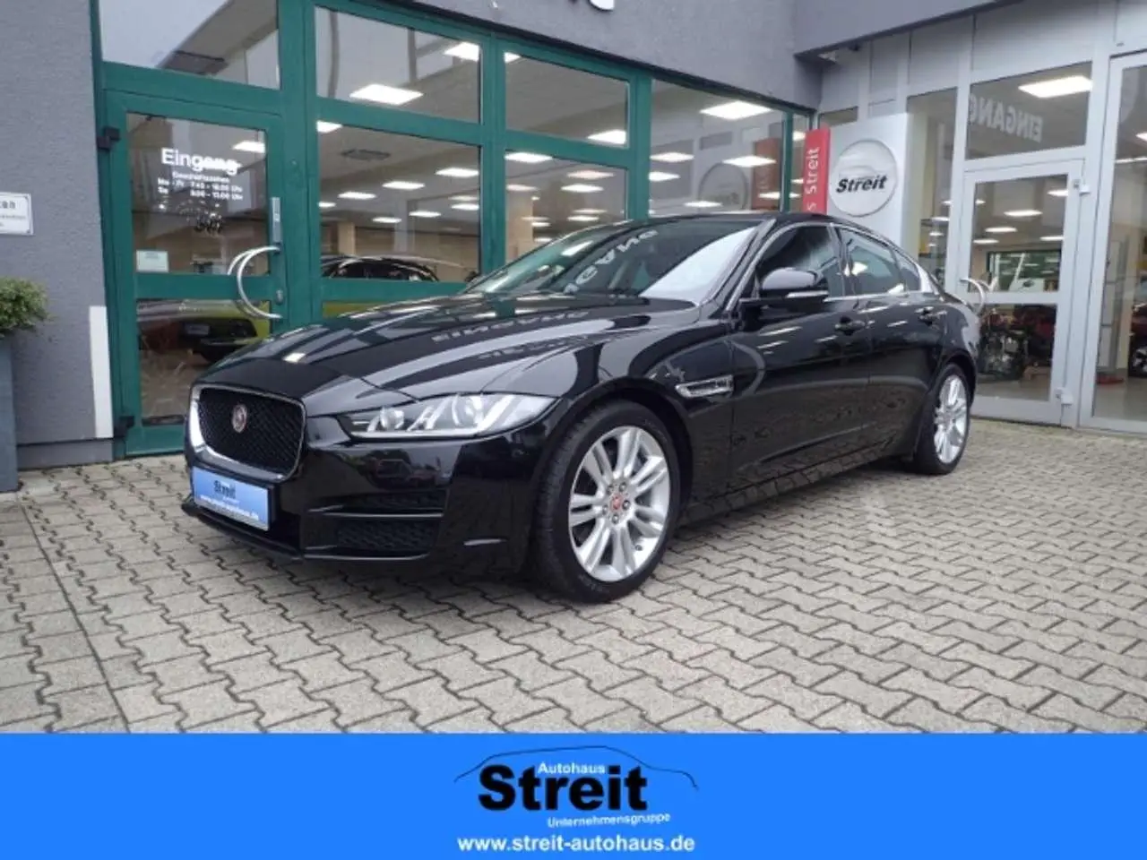 Photo 1 : Jaguar Xe 2016 Petrol