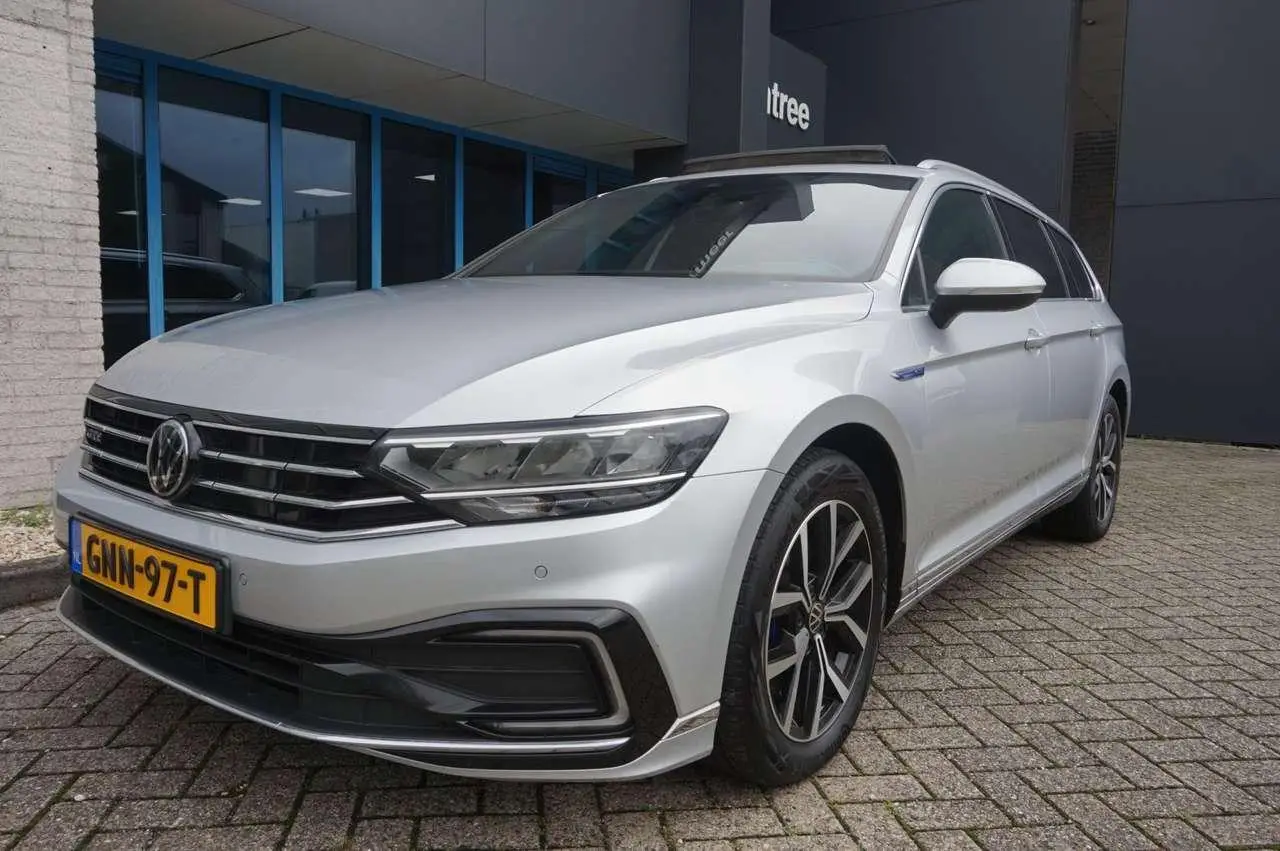 Photo 1 : Volkswagen Passat 2021 Hybride