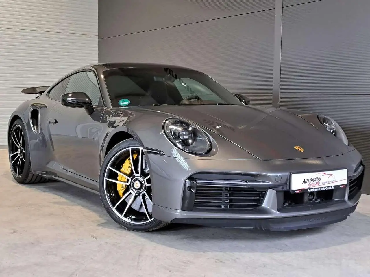 Photo 1 : Porsche 992 2022 Petrol