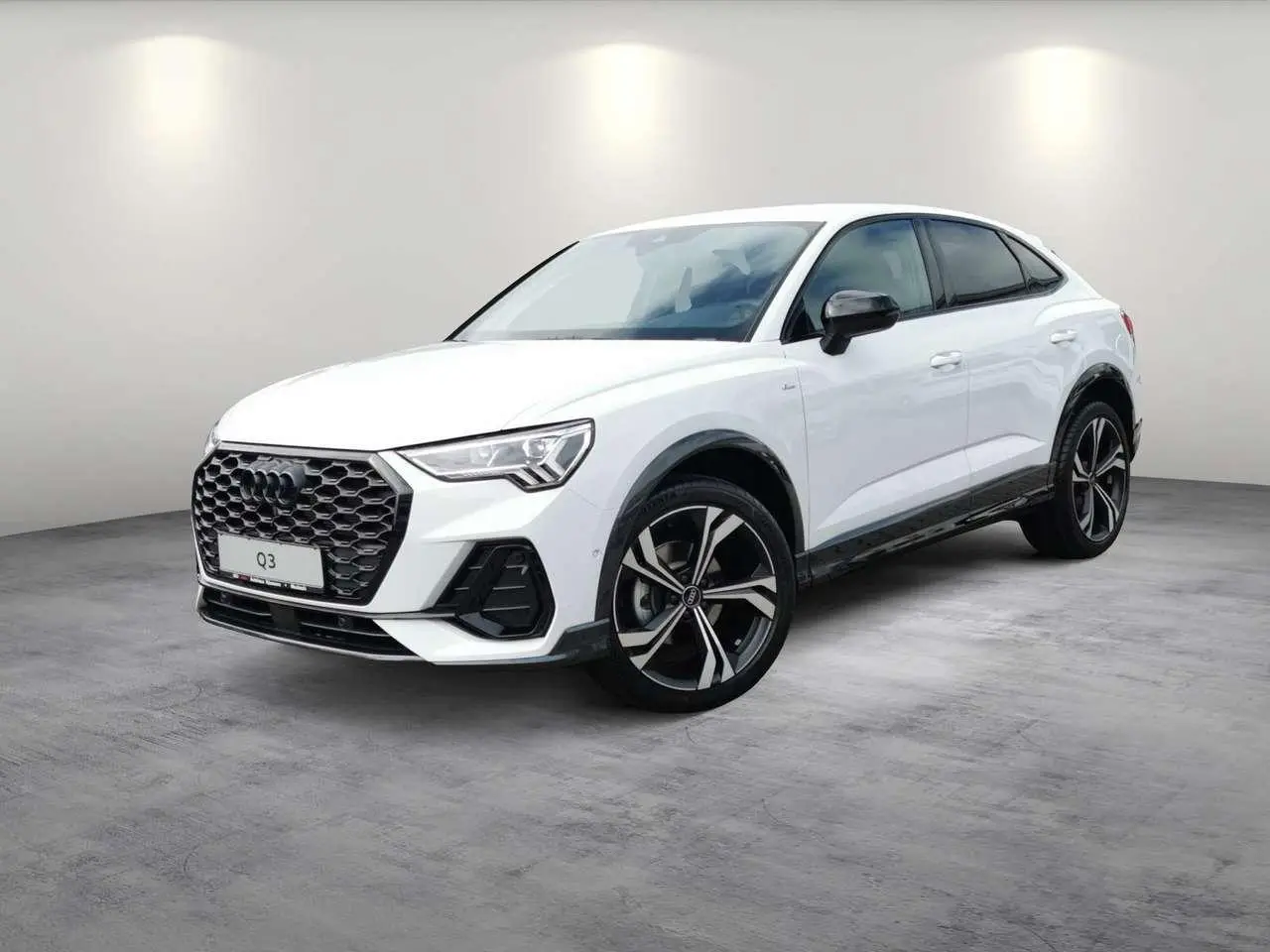 Photo 1 : Audi Q3 2024 Petrol