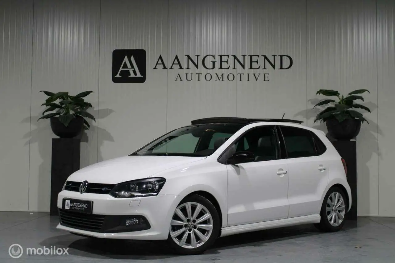 Photo 1 : Volkswagen Polo 2015 Petrol