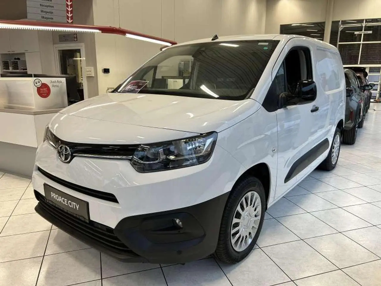 Photo 1 : Toyota Proace 2024 Petrol