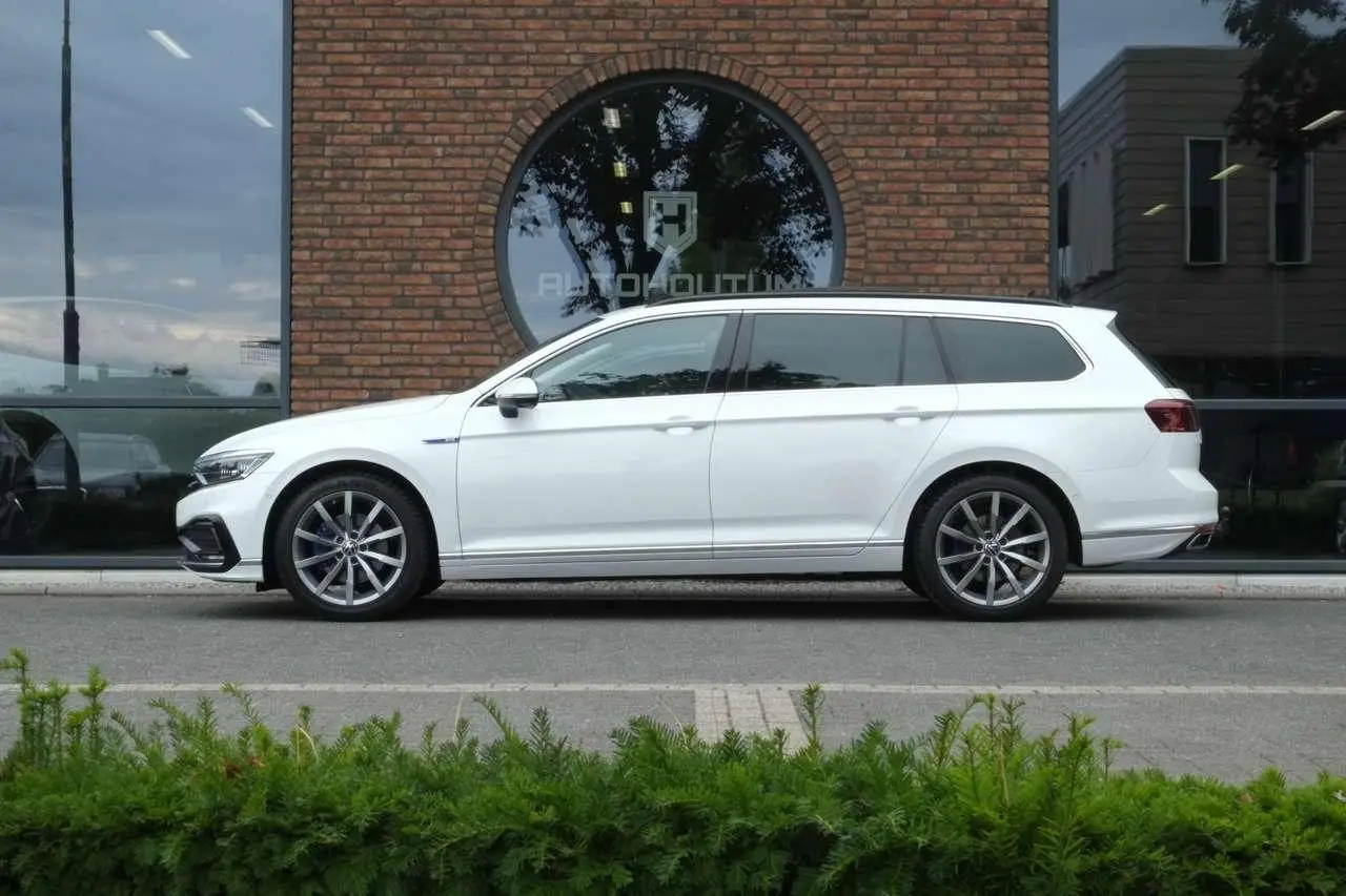 Photo 1 : Volkswagen Passat 2022 Hybride