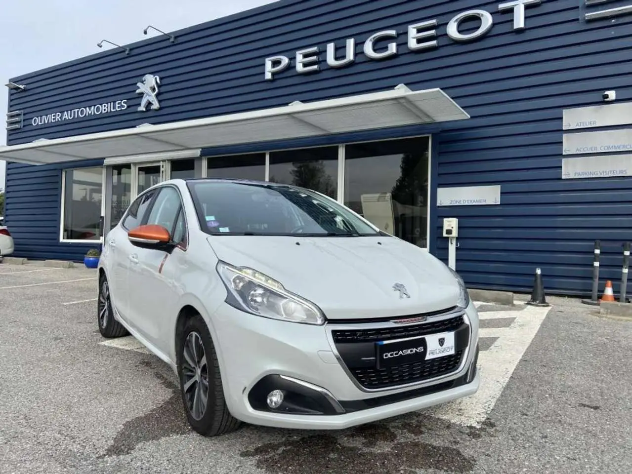 Photo 1 : Peugeot 208 2016 Essence