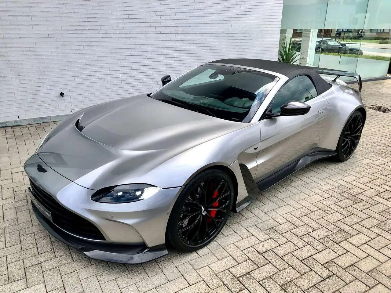 Photo 1 : Aston Martin Vantage 2024 Petrol