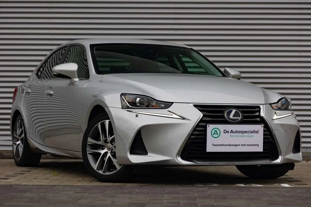 Photo 1 : Lexus Is 2017 Petrol