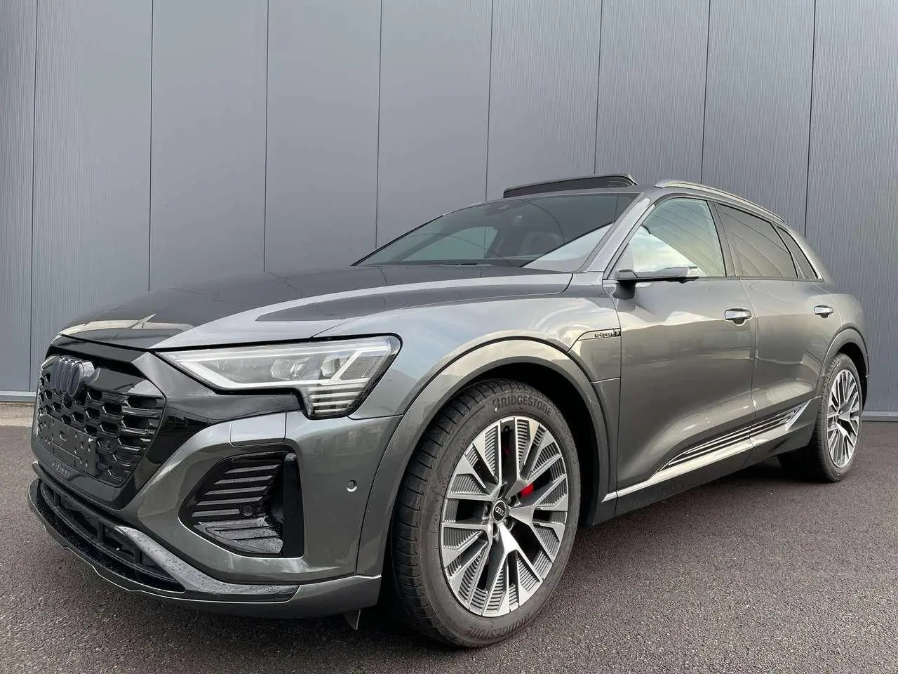 Photo 1 : Audi Q8 2023 Électrique