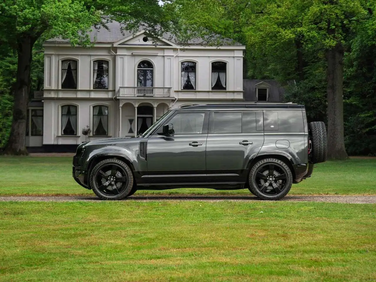 Photo 1 : Land Rover Defender 2023 Hybrid