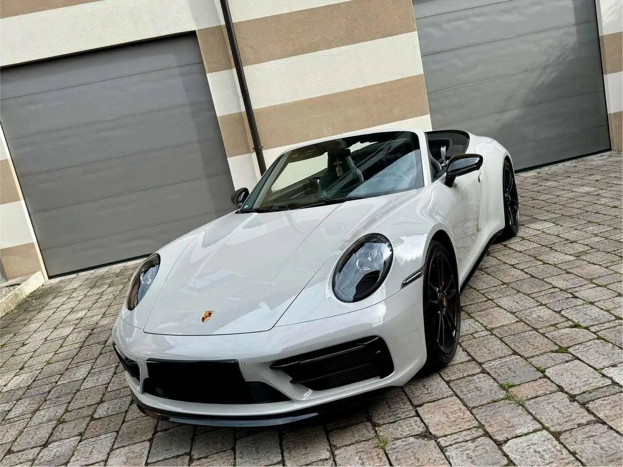 Photo 1 : Porsche 992 2022 Petrol