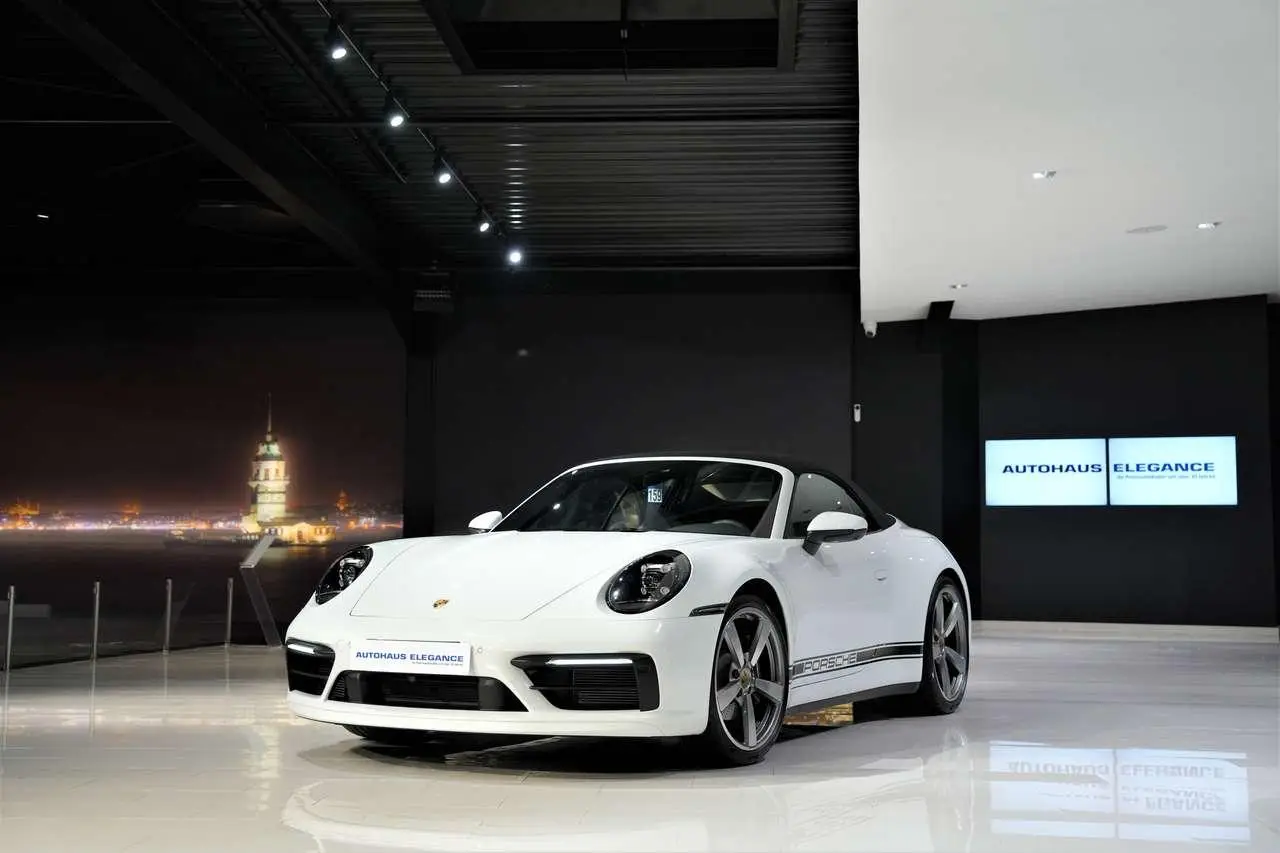 Photo 1 : Porsche 992 2021 Petrol