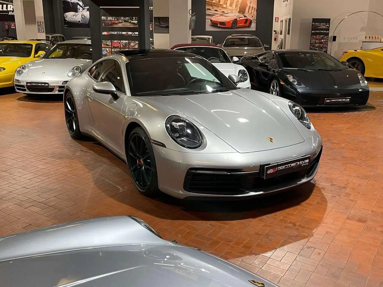 Photo 1 : Porsche 992 2019 Petrol