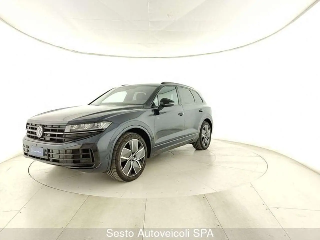 Photo 1 : Volkswagen Touareg 2023 Essence