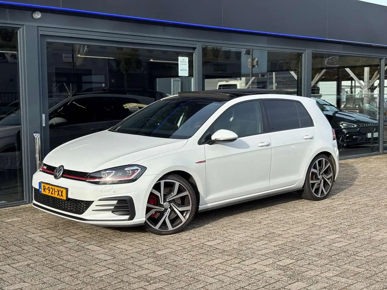 Photo 1 : Volkswagen Golf 2019 Petrol