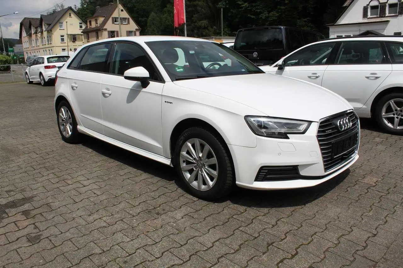 Photo 1 : Audi A3 2017 Petrol