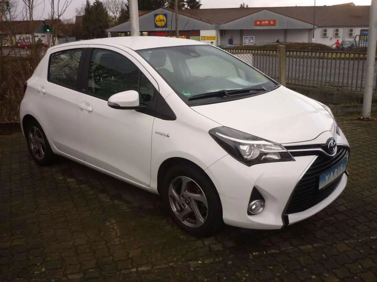 Photo 1 : Toyota Yaris 2016 Hybrid