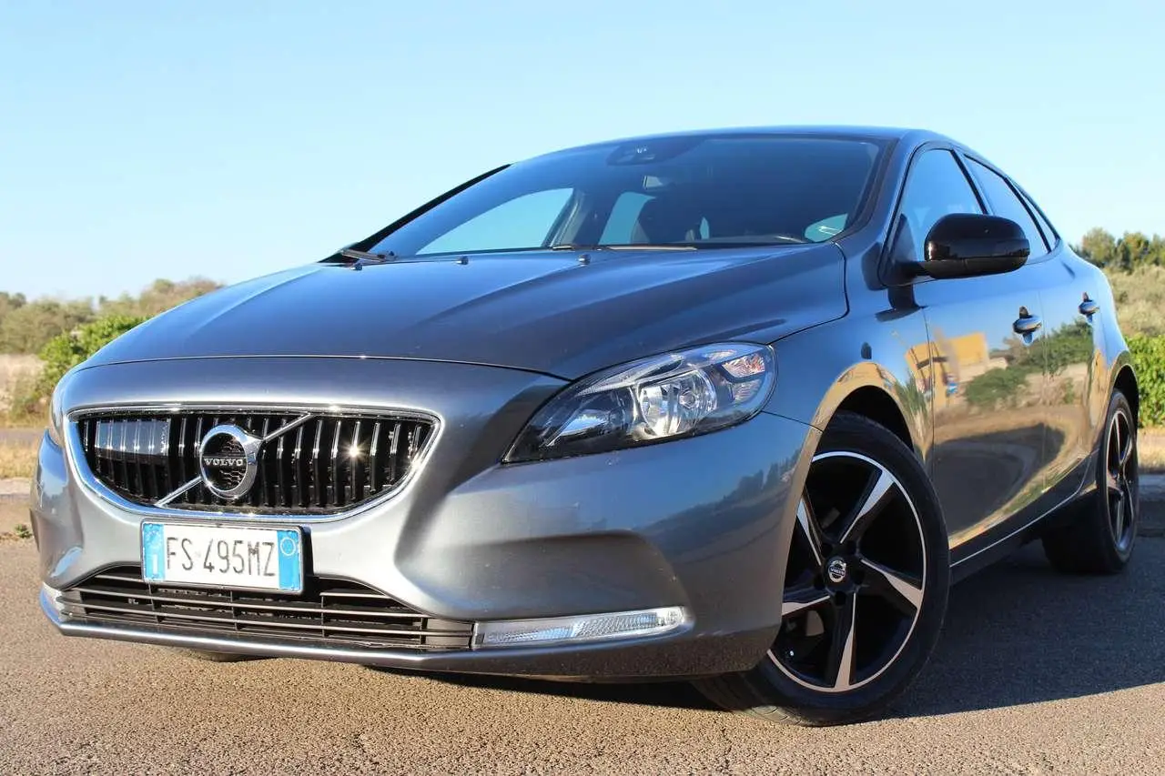 Photo 1 : Volvo V40 2018 Diesel