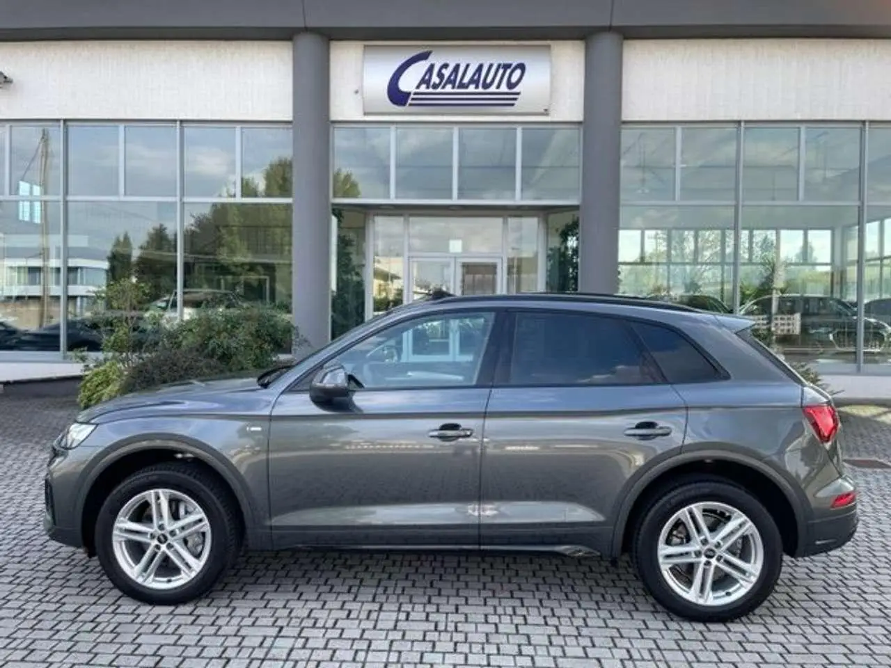 Photo 1 : Audi Q5 2024 Hybrid