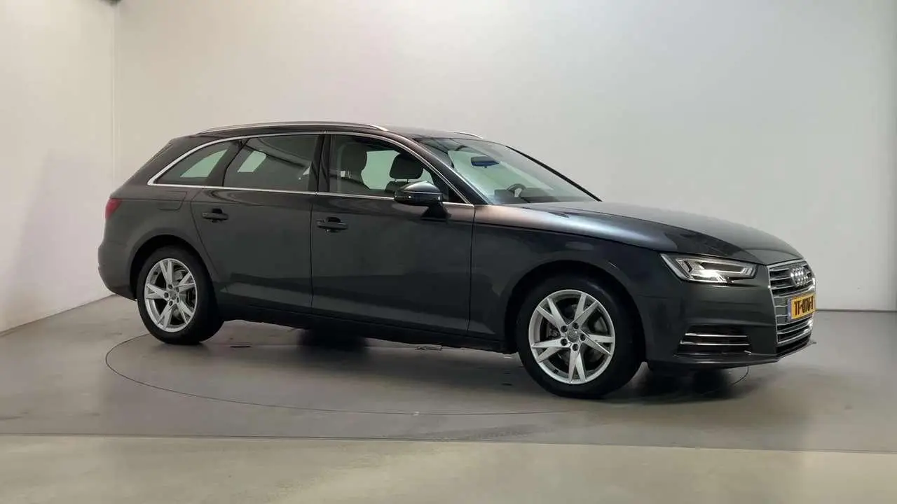 Photo 1 : Audi A4 2018 Petrol