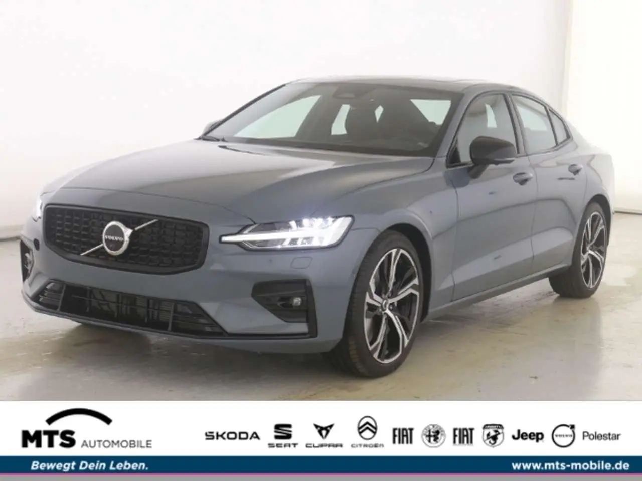 Photo 1 : Volvo S60 2024 Petrol